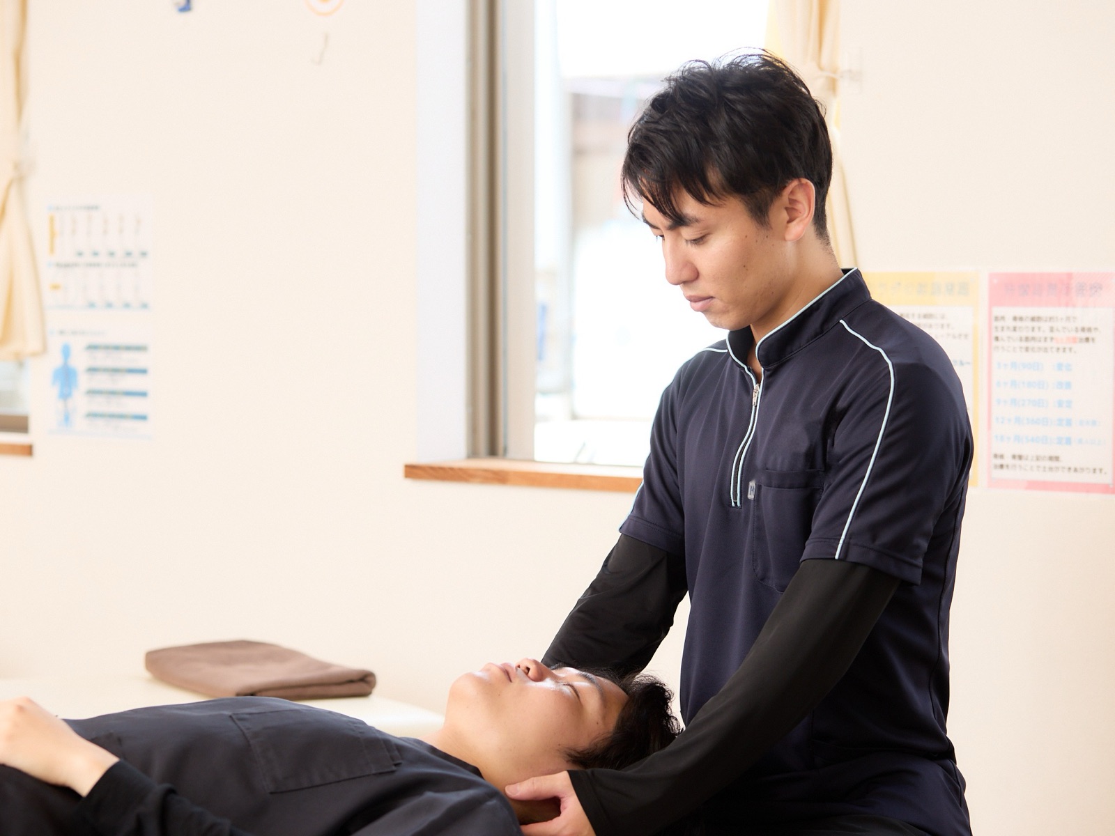 頭と首の施術の様子