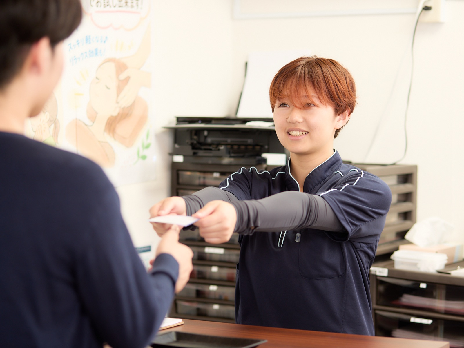 受付でご案内する様子