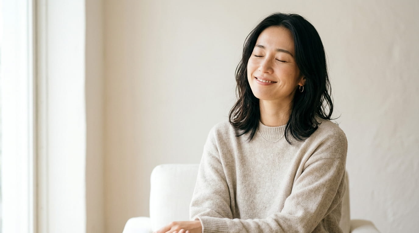 目を閉じてやわらかく微笑み、すっきりとした様子の30代の日本人女性