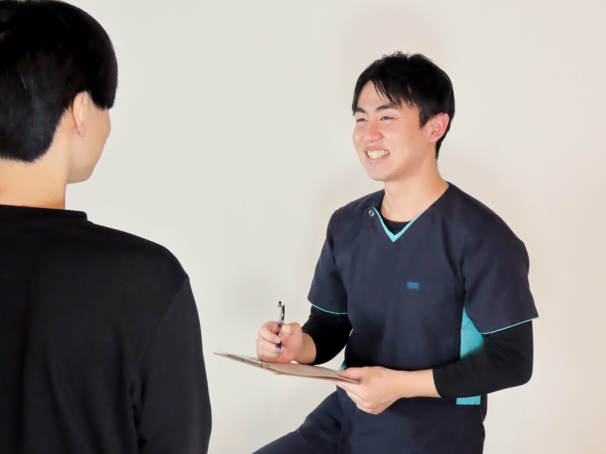 高根公団接骨院での問診。症状を伺っている様子(京成松戸線 高根公団駅 徒歩30秒)