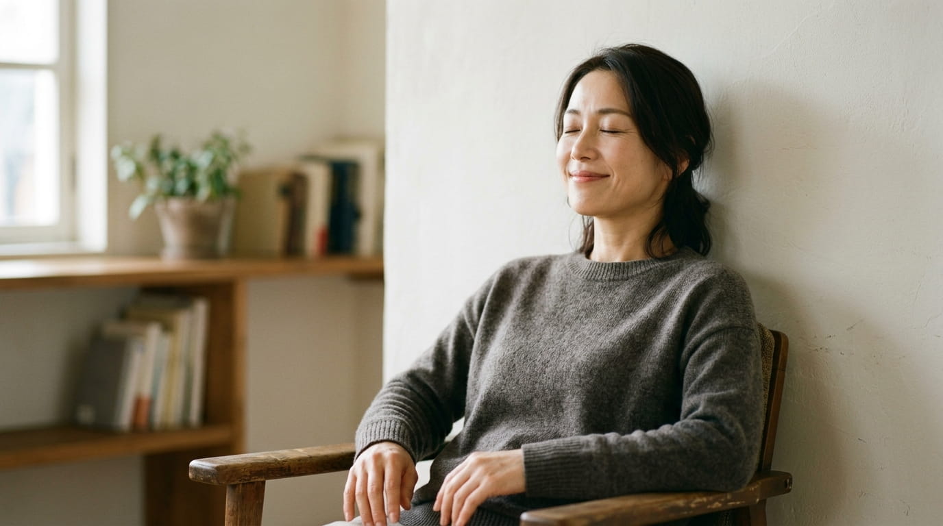 体の重さが和らぎ、ほっとした表情でくつろいでいる40代の日本人女性